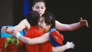 巴里·邦兹单季击出 73 支本垒打，刷新人类极限，成为单季本垒打纪录保持者