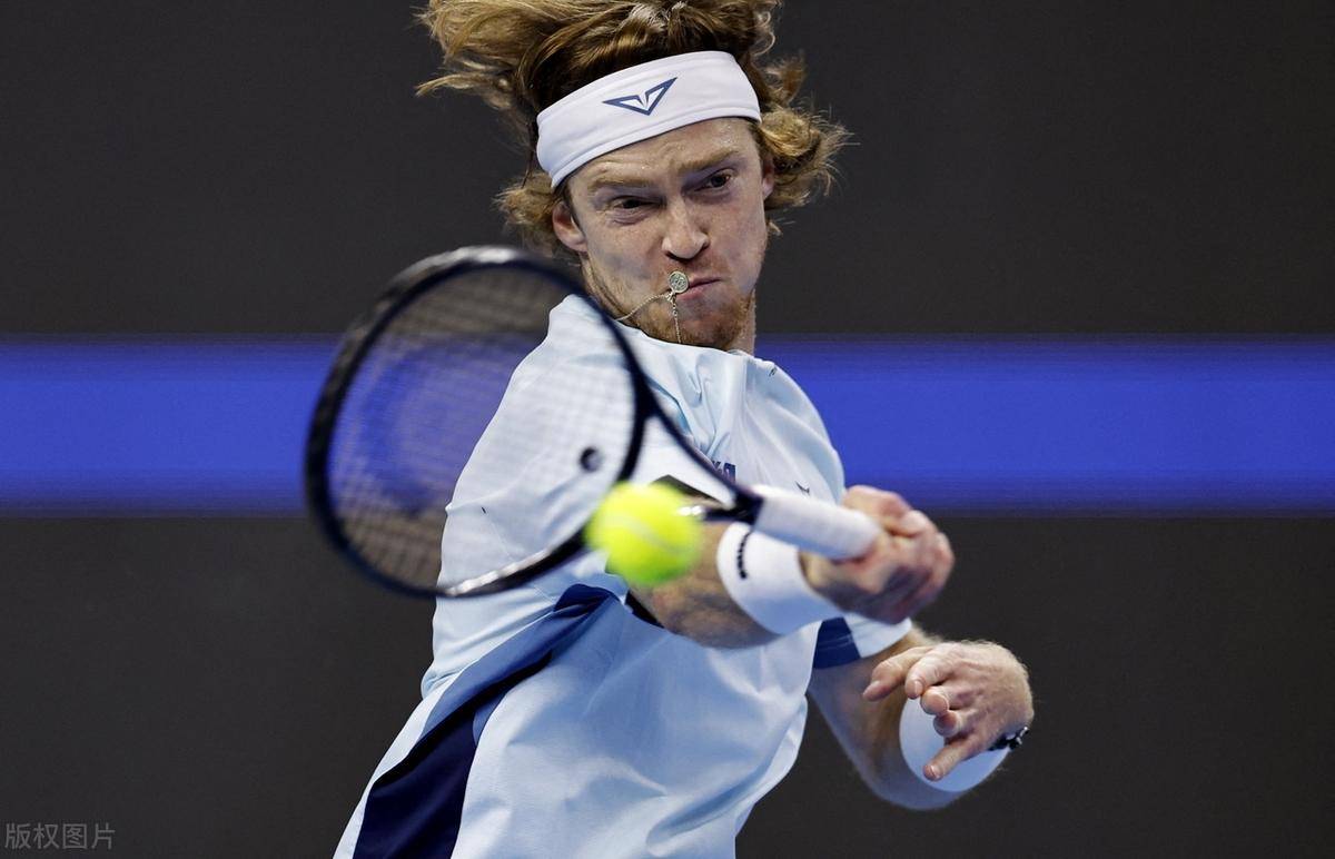 队在战术执 队在战术执